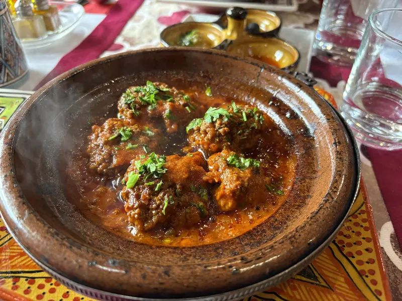Gliniany tajine z wołowiną